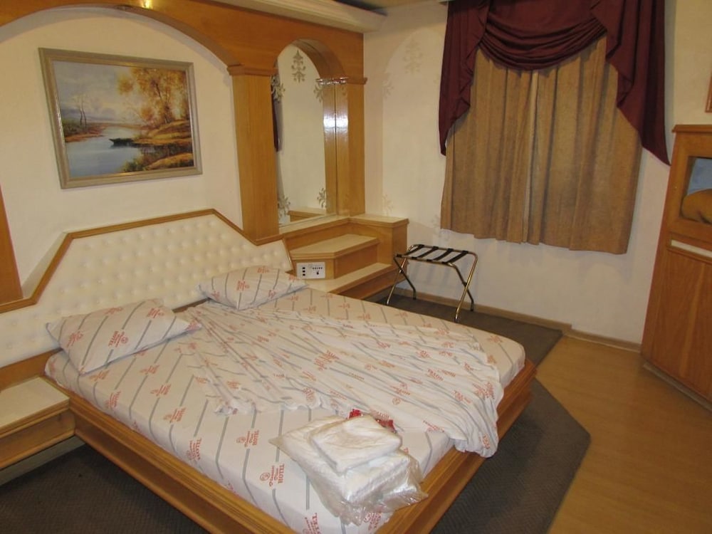 Deluxe Room, Smoking
