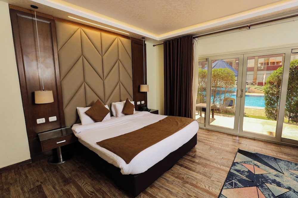 Luxury Studio Suite, Pool View