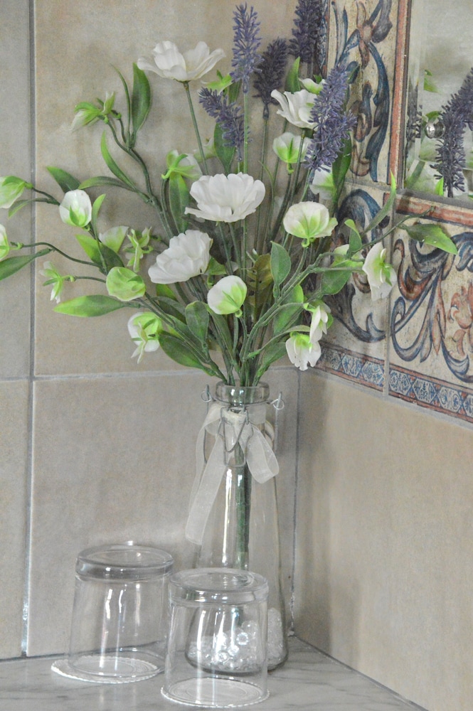 Deluxe Suite, Ensuite photo 3