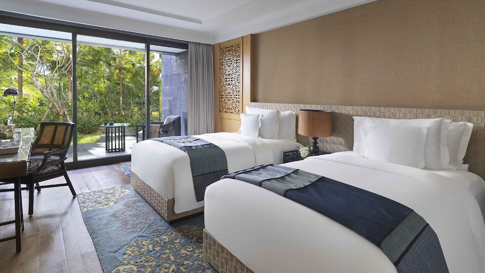 Standard Room, 1 King Bed, Accessible (Courtyard Access)