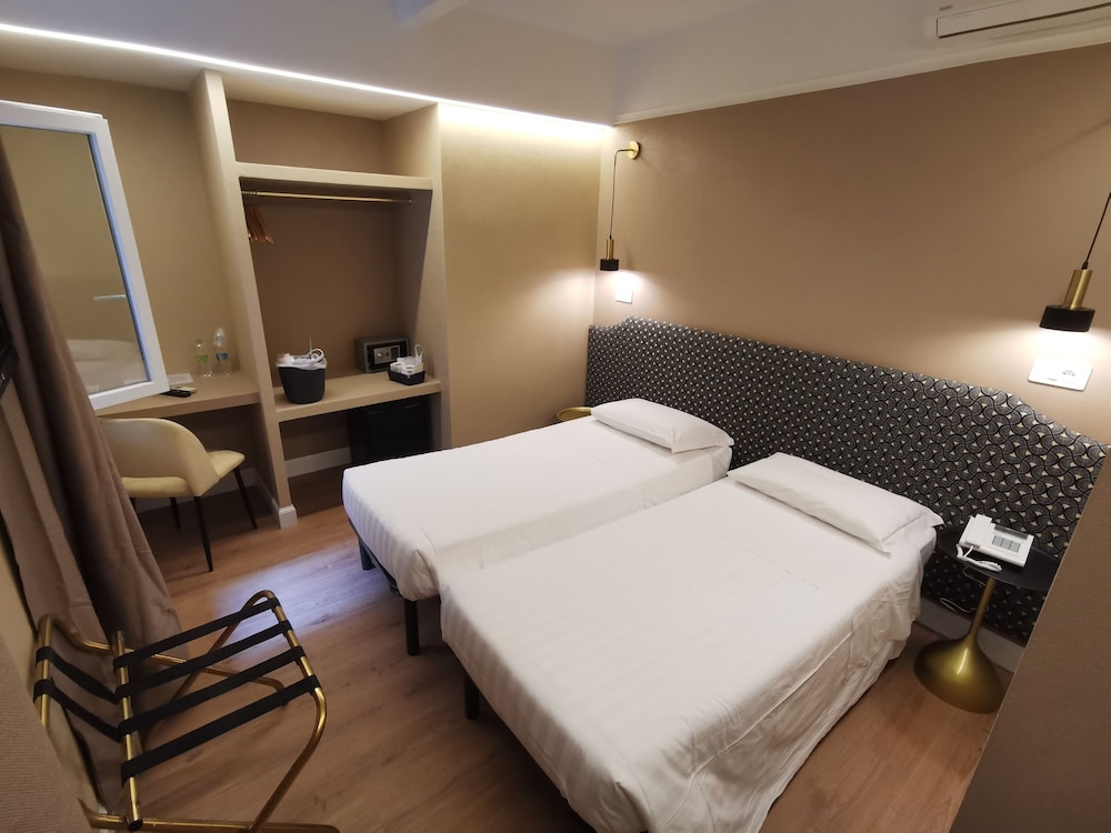 Deluxe Double Room thumbnail 5