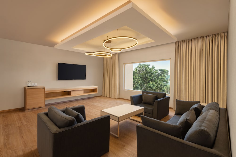 Executive Suite, 1 King Bed, City View photo