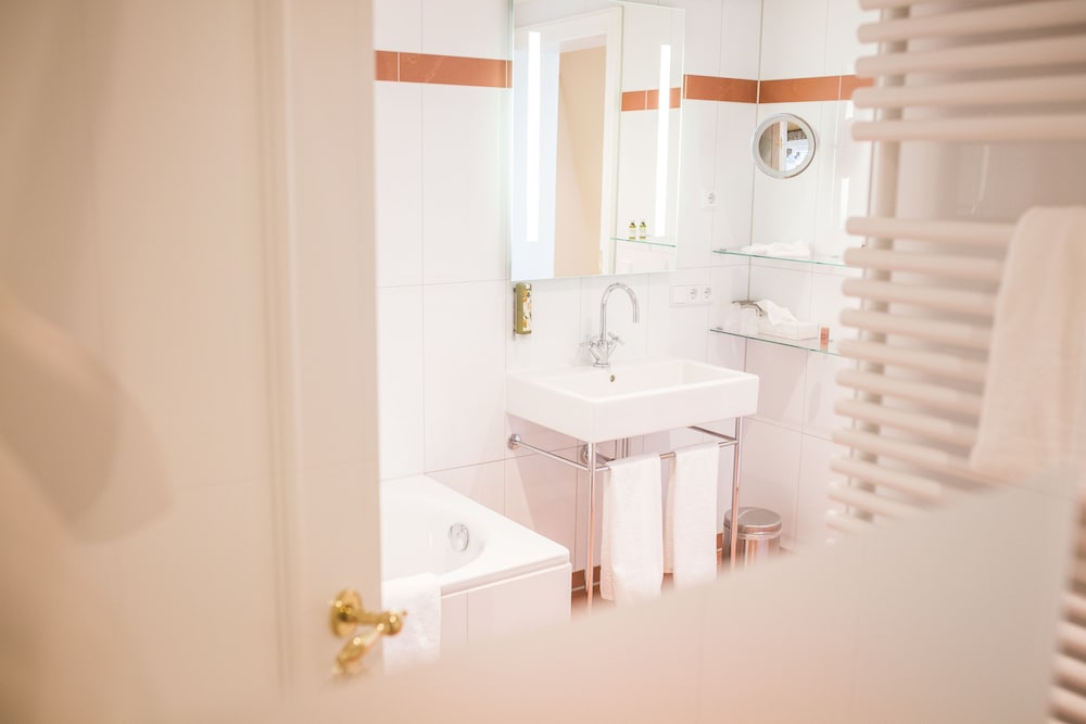 Deluxe Double Room, Bathtub photo 2