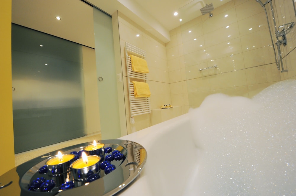 Exclusive Suite, 1 King Bed with Sofa bed, Kitchenette - Photo 25