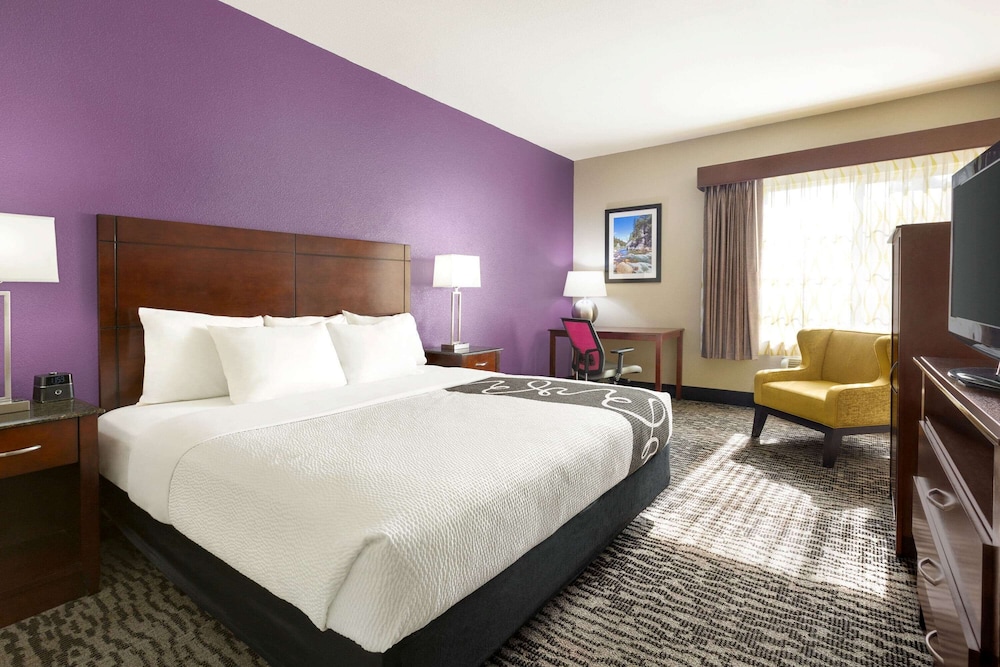 Room, 1 King Bed, Non Smoking - Photo 3