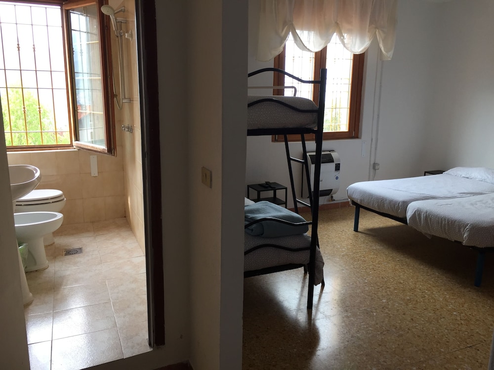 Shared Dormitory, Mixed Dorm, Shared Bathroom photo 3