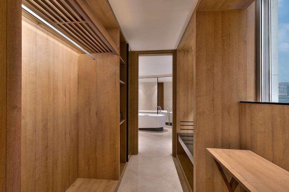 Presidential Suite, 1 King Bed, Lake View, photo 6