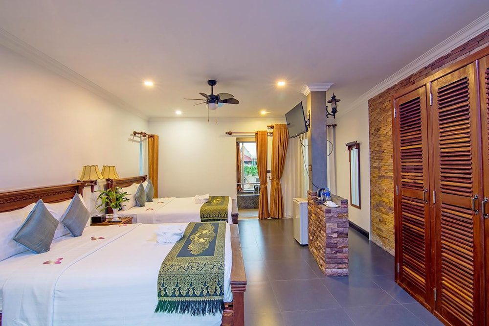 Deluxe Family Room, City View photo 3