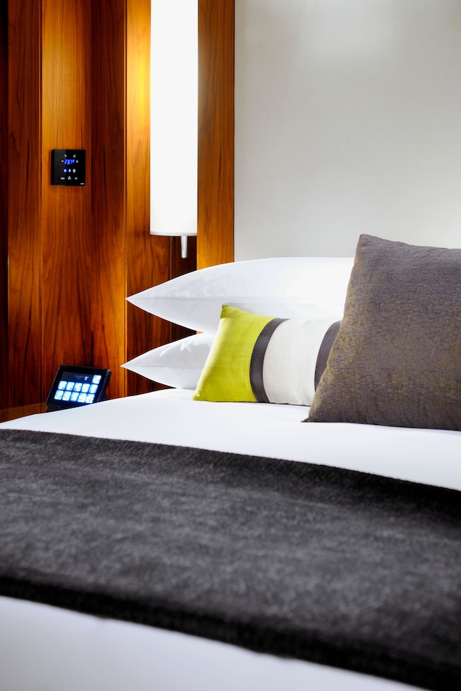 Executive Suite, 1 King Bed, Corner photo 2
