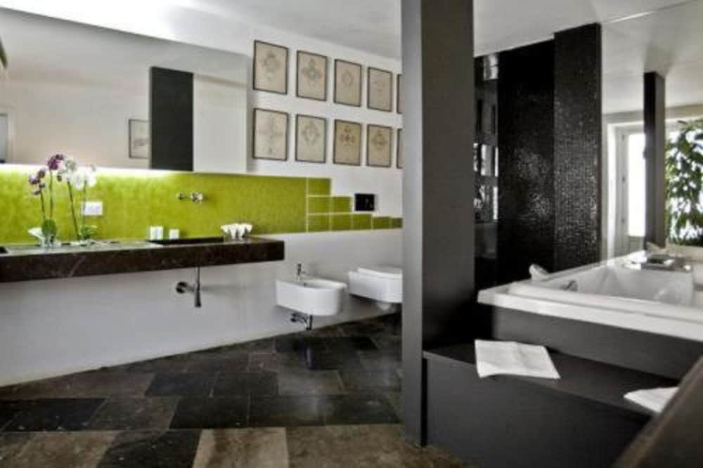 Suite, Jetted Tub photo 3