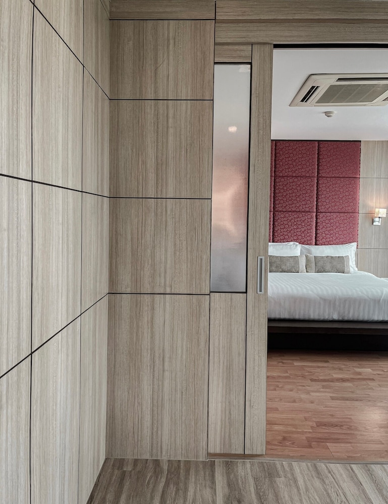 The One Suite - Photo 11