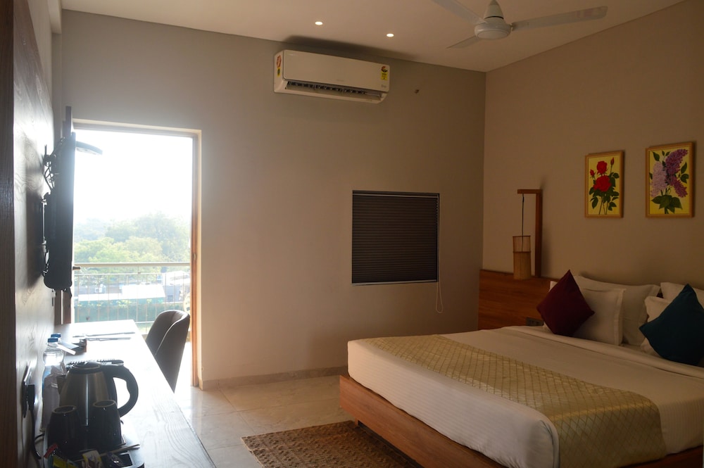 Classic Room With Balcony - Photo 2
