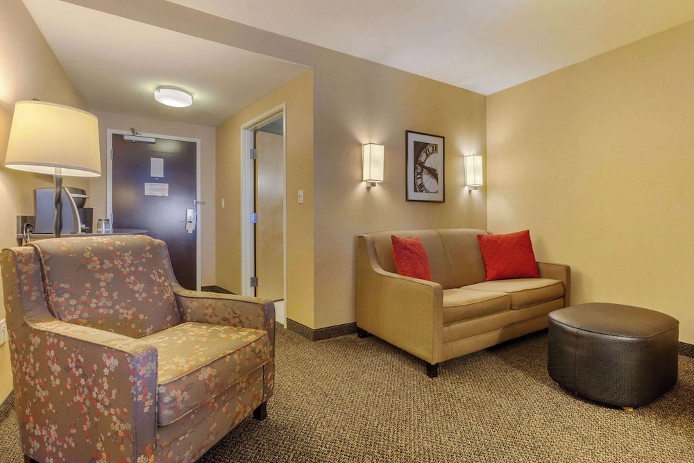 Suite, Multiple Beds, Non Smoking - Photo 3