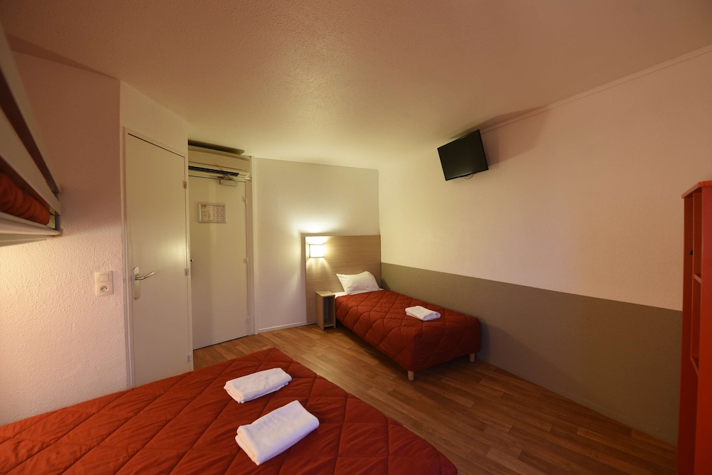 Standard Room, Multiple Beds (1 Double and 1 Single bed) - Photo 2