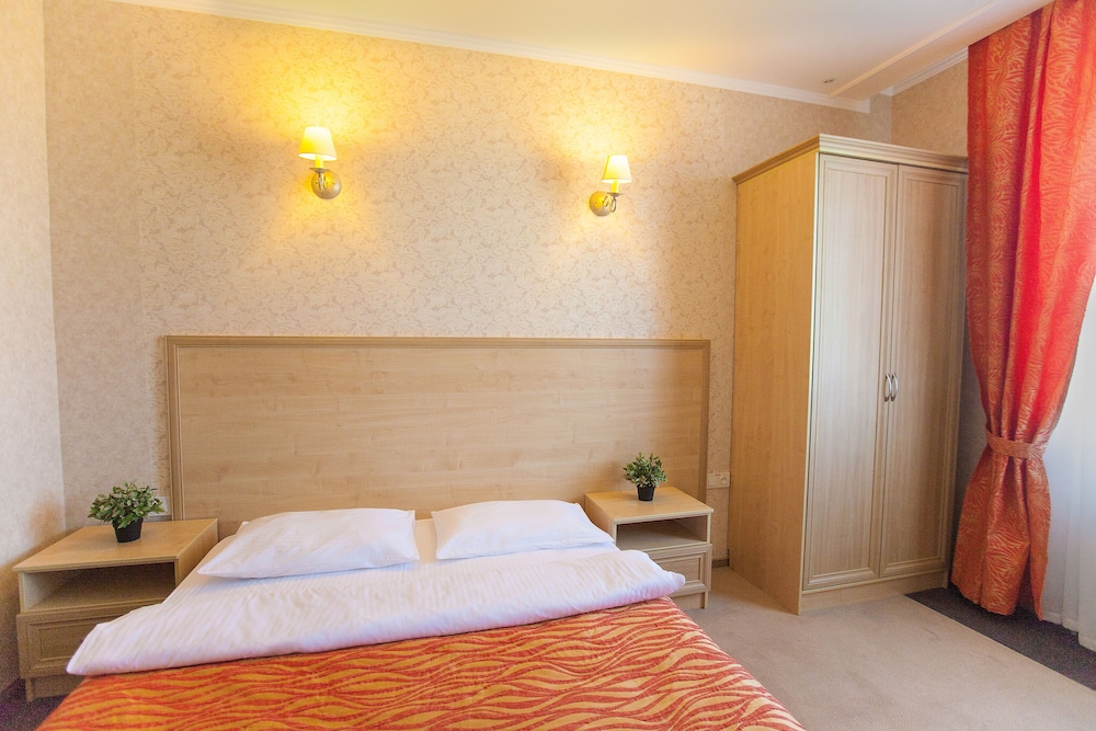 Standard Double Room, 1 Queen Bed, Non Smoking, City View photo 2