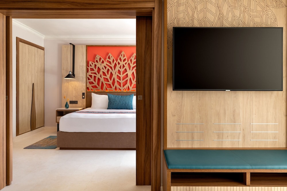 Family Suite, 1 King Bed with Sofa bed (Preferred Club) - Photo 1