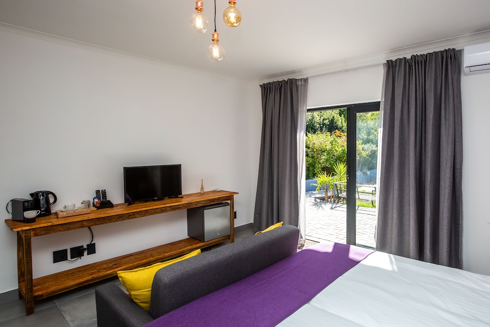 Grand Room 1 = iLanga = Double room with king-size bed or 2 single beds photo 3