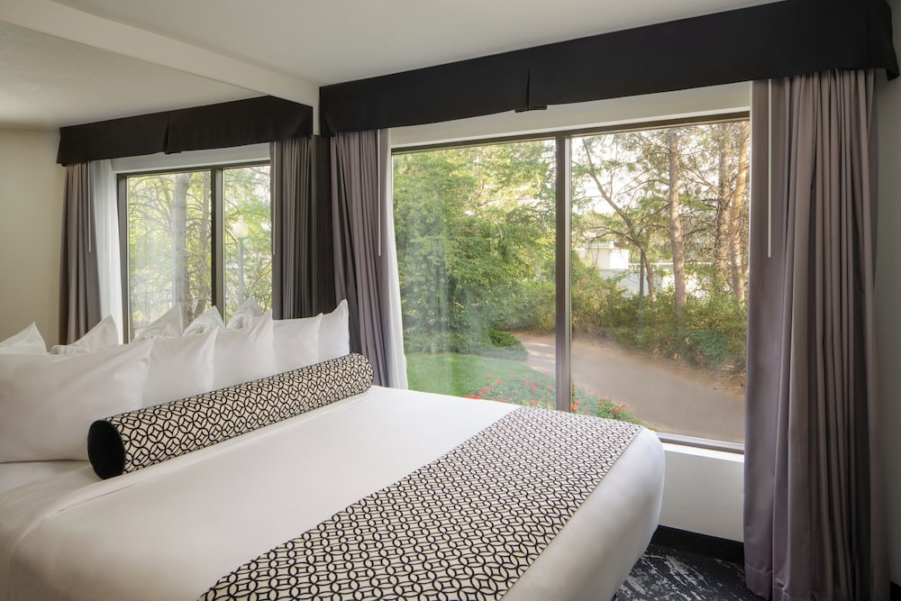 Suite, 1 King Bed, Roll-in Shower (Roll-in Shower, River) - Photo 2