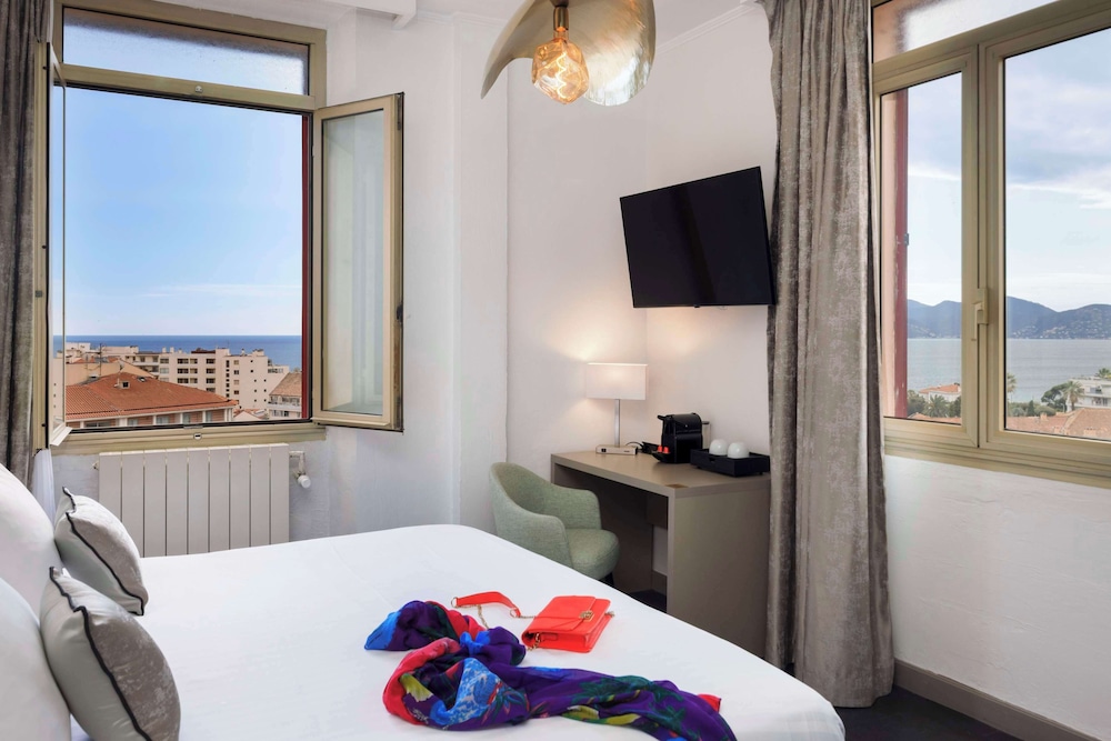 Deluxe Room, 1 Queen Bed, Non Smoking, Sea View - Photo 2