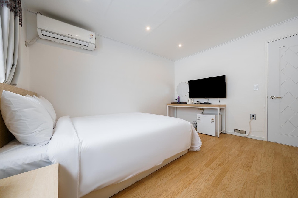Economy Double Room photo 2