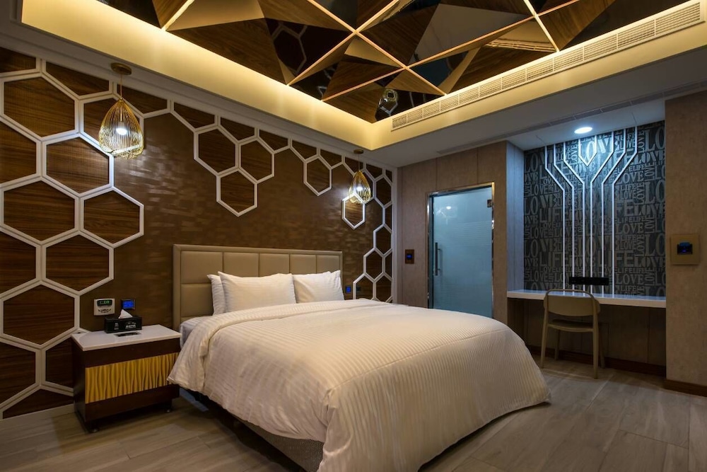 Signature Double Room, 1 Queen Bed, Jetted Tub photo 2