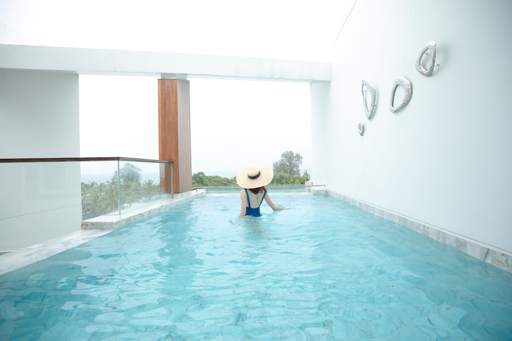 Pool Suite - Photo 1