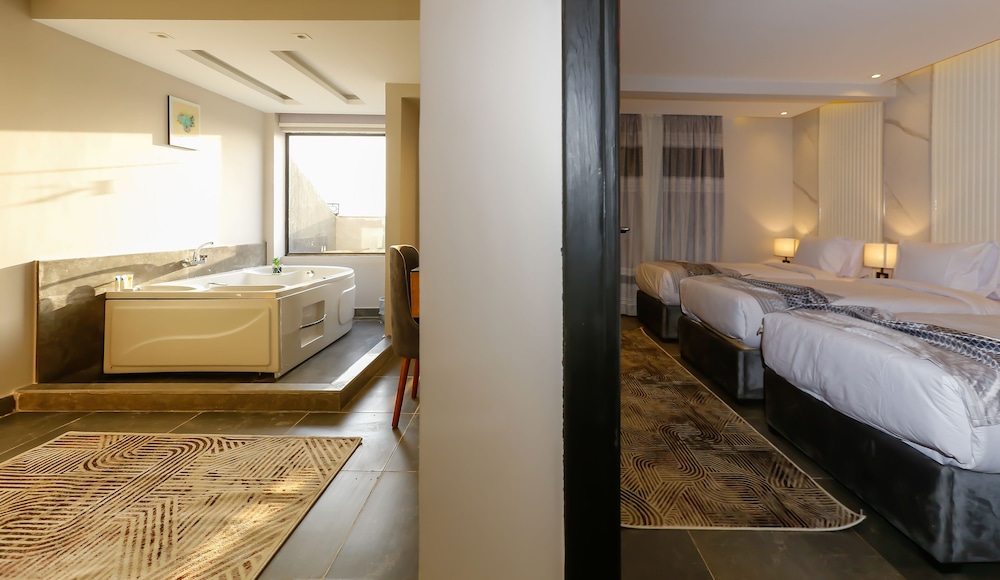Queen Suite Jacuzzi Pyramid View - Photo 11