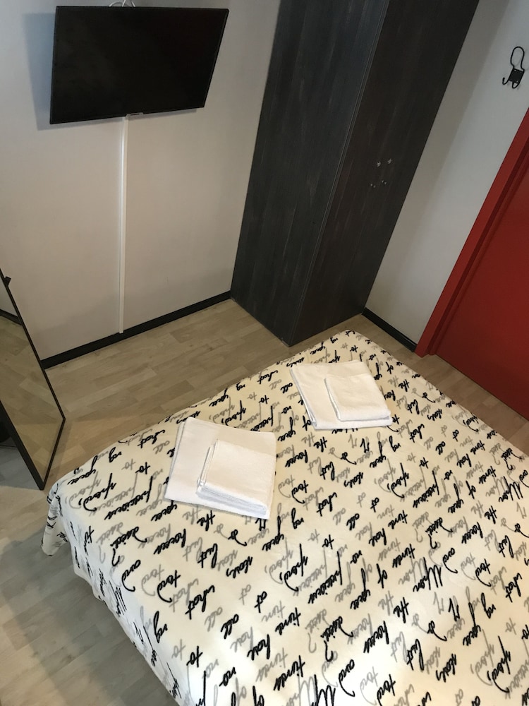 Basic Double Room, 1 Queen Bed, Private Bathroom photo 3