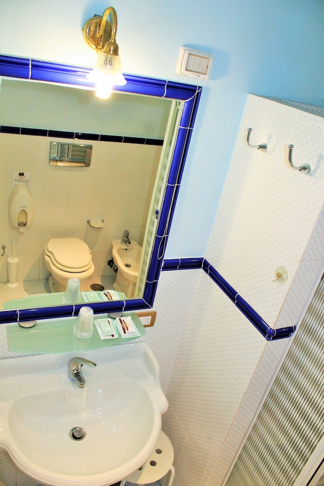 Triple Room - Photo 9