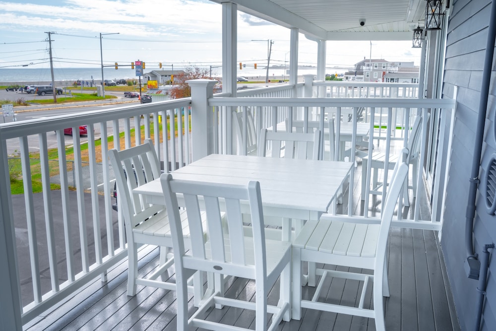 Oceanfront Queen photo 3