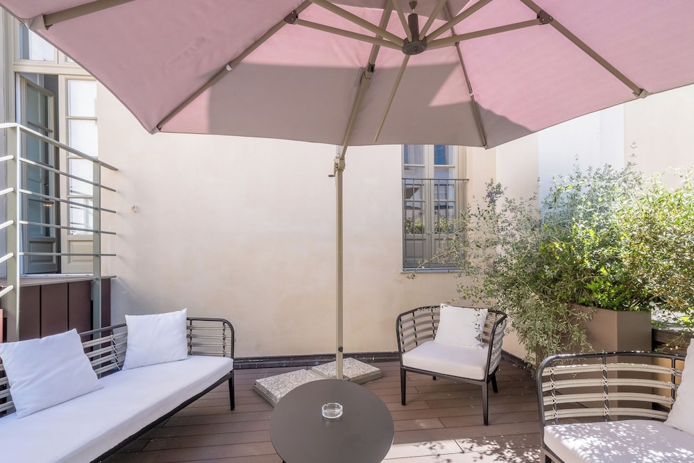 Deluxe Suite - Photo 15
