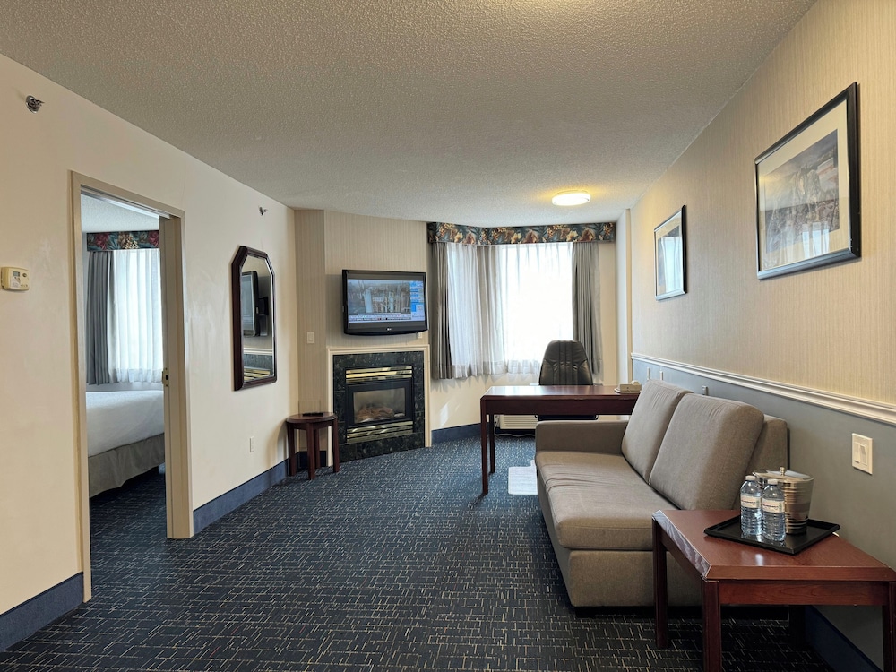 Plaza Suite, Non Smoking - Photo 10