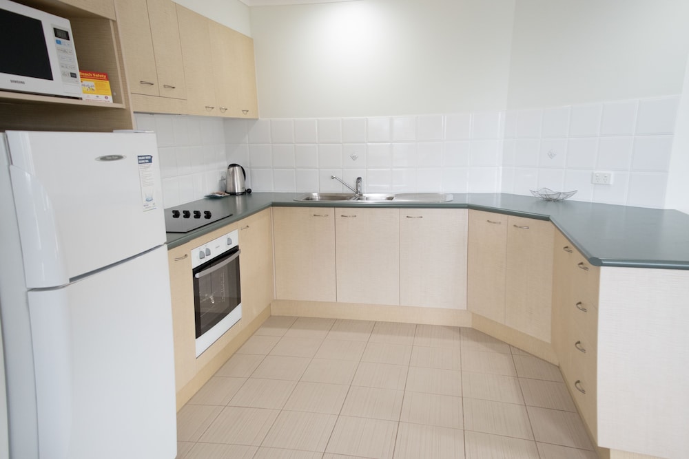 Classic Apartment, 2 Bedrooms, Partial Ocean View photo 3