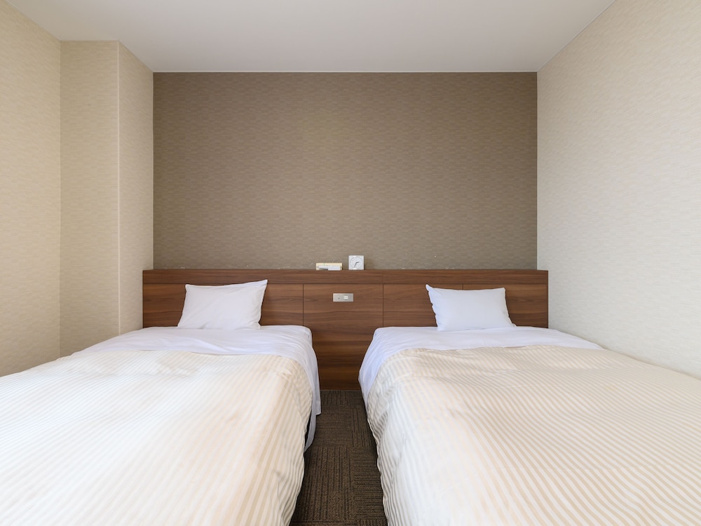 Western Room With Shared Washroom- Twin photo 2