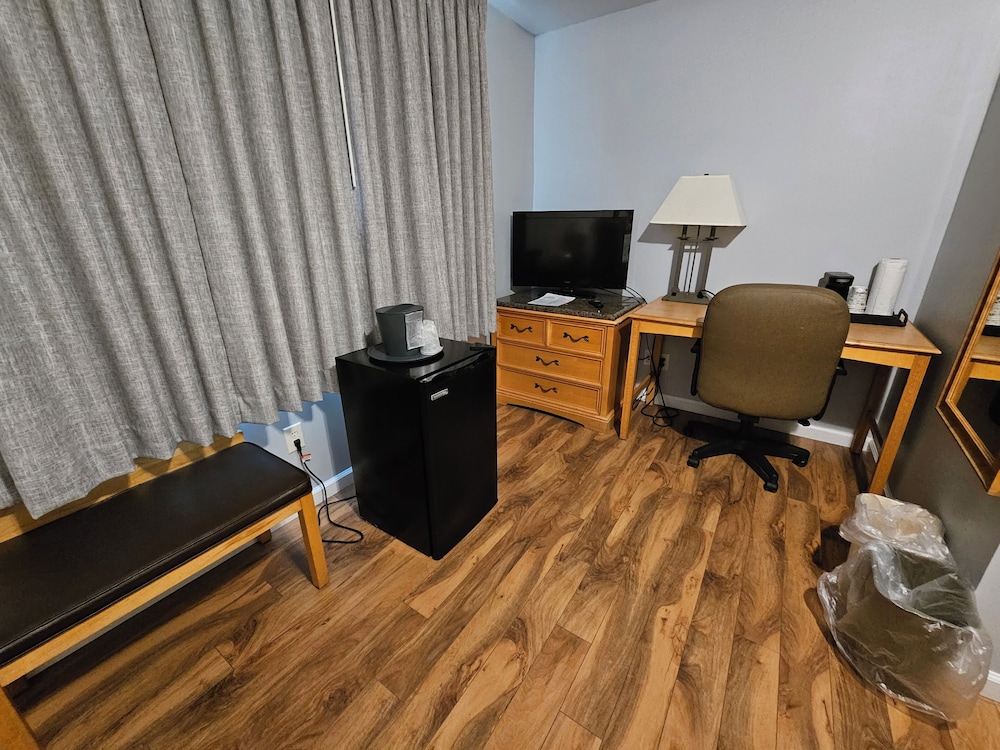 1 King Bed, Creek Side