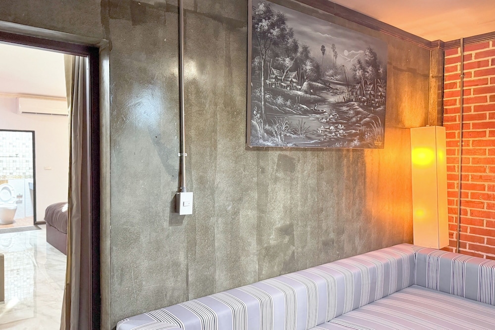 Deluxe King Room - Photo 4