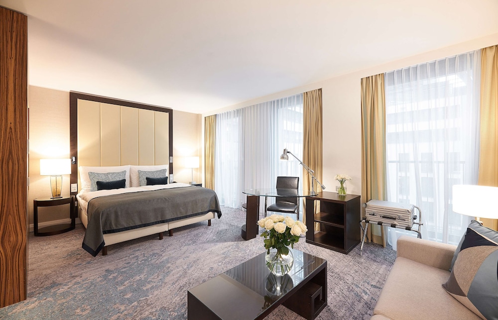 Junior Suite, 1 King Bed with Sofa bed - Photo 3