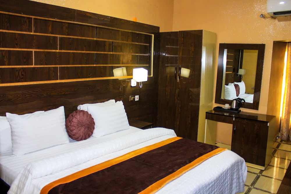 Executive Suite - Photo 2