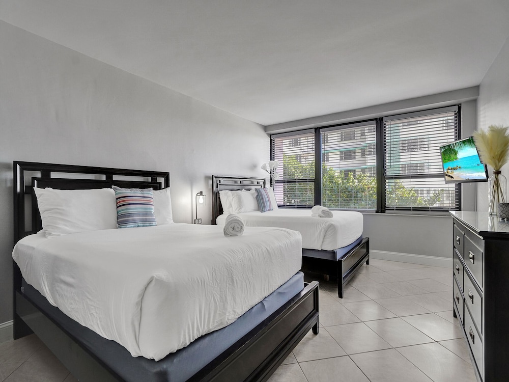 Cozy Beachfront 2 BDR Condo 406
