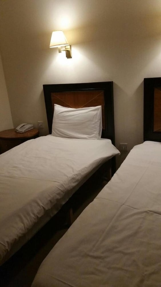 Standard Twin Room - Photo 6