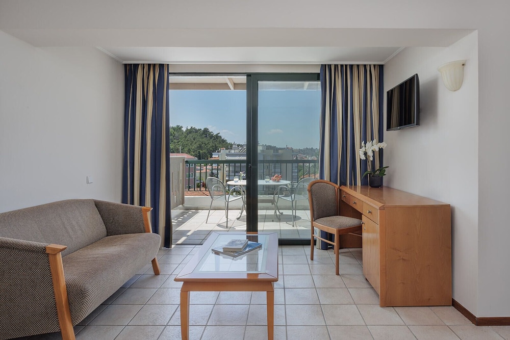 Deluxe Room, Multiple Beds, Partial Sea View photo 3