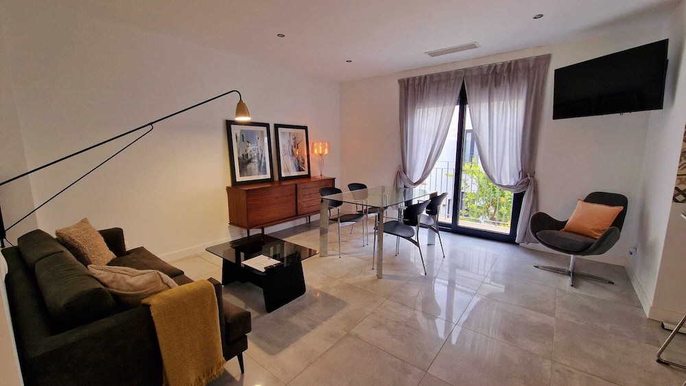 Deluxe Apartment - Photo 2