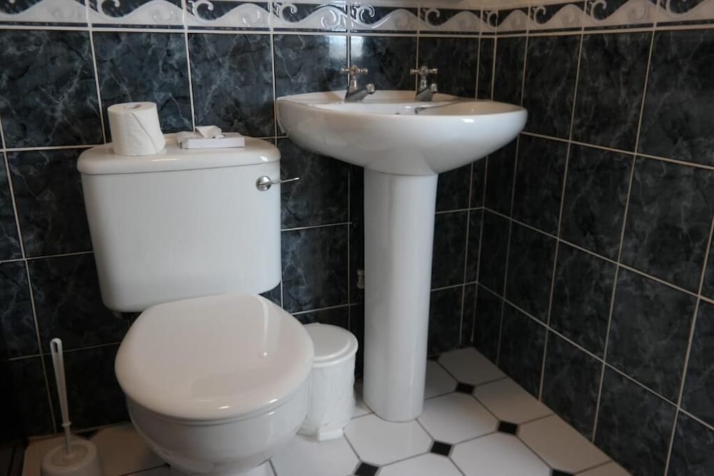Standard Twin Room - Photo 4