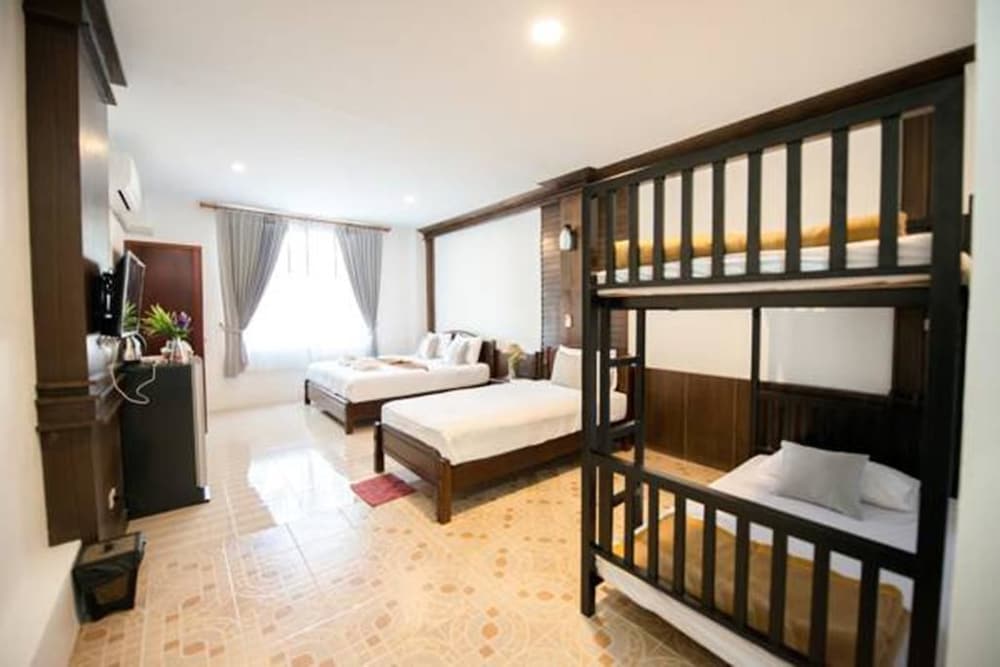 Family Room (1 Double bed and 1 Twin bed) photo 2