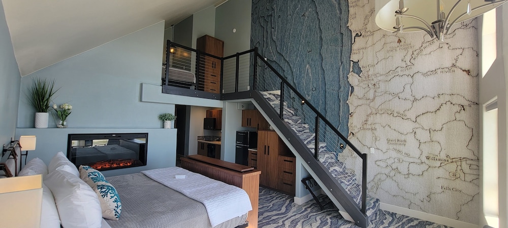 Oceanfront Suite 1 King & 1 Queen w/ Soaking Tub- Not Pet Friendly photo 3