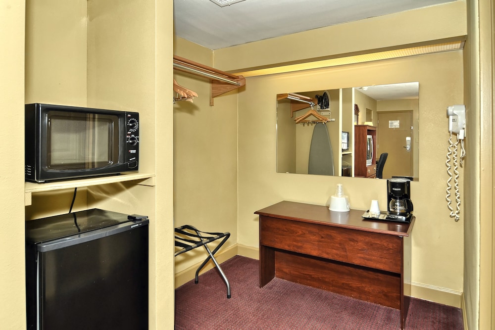 Standard Room, 1 King Bed, Non Smoking - Photo 7