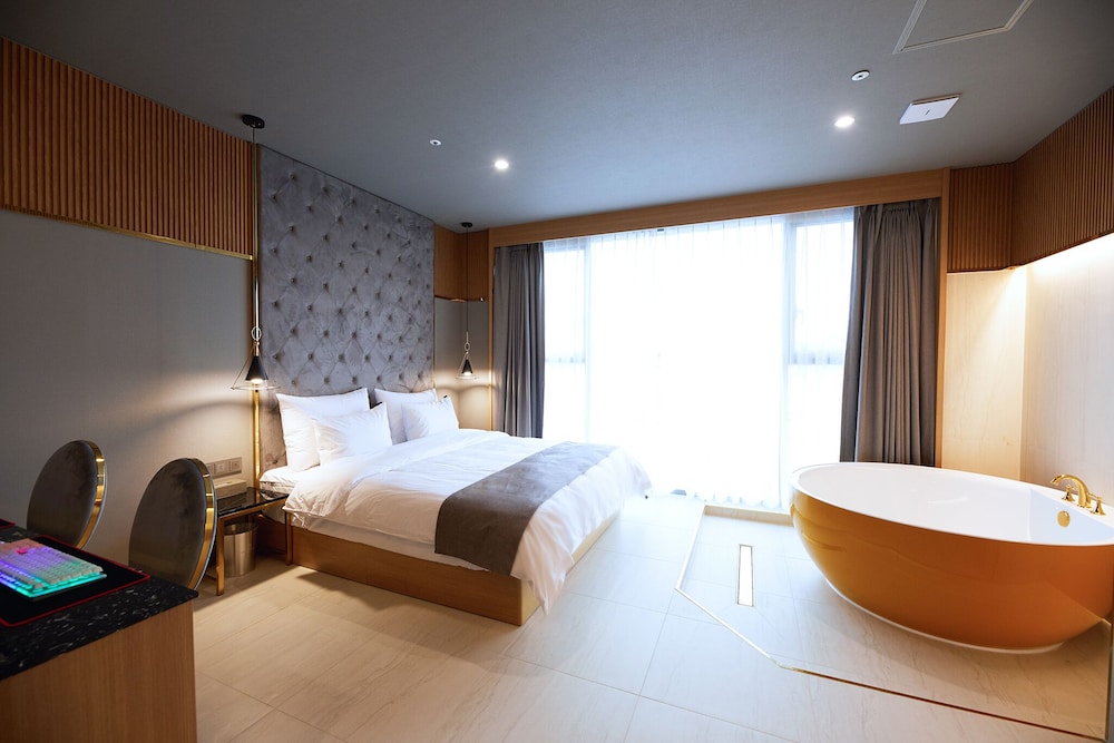 Suite Twin Room, Ocean View photo 2