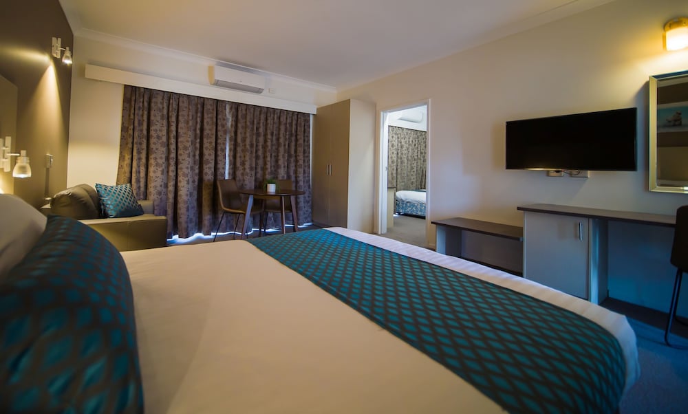 Family Room (1 Queen and 2 Single Beds) photo 3
