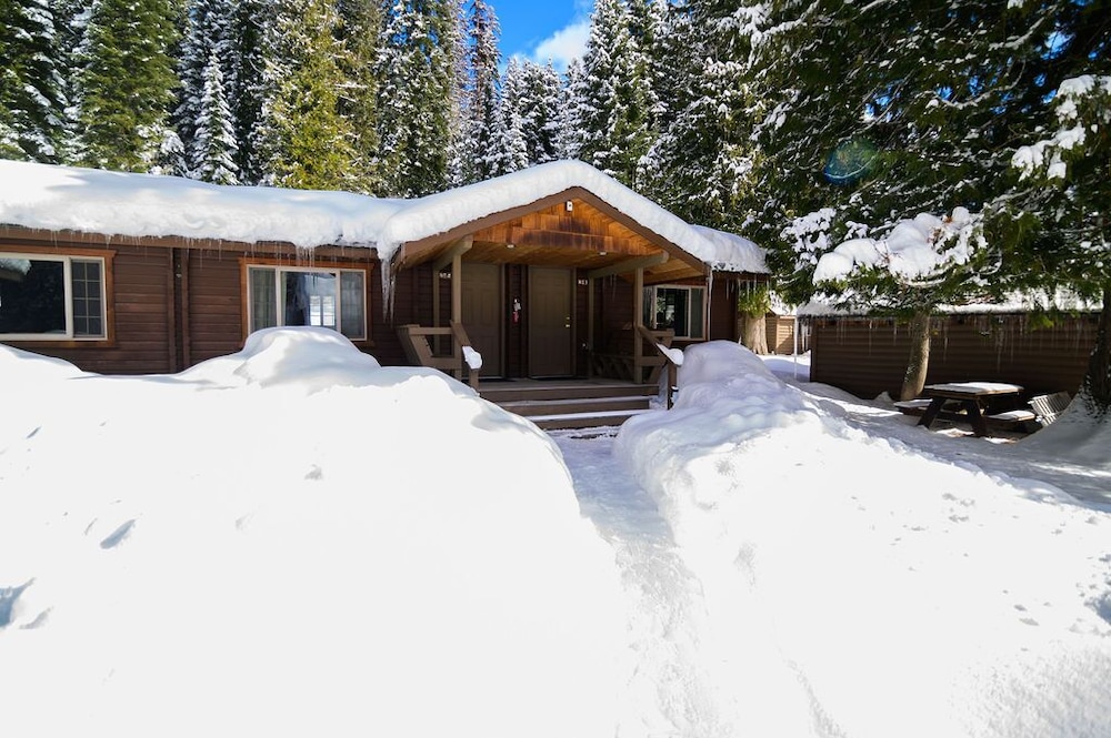 Classic Room, 1 King Bed, Private Bathroom, Mountain View photo 2