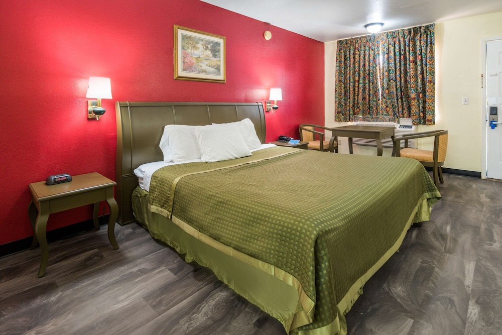 Standard Room, 1 King Bed, Non Smoking photo 1